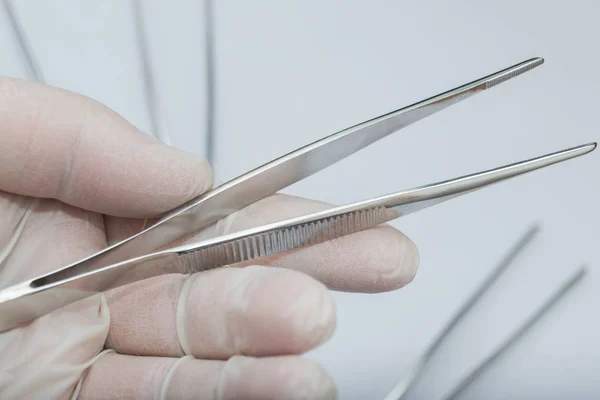 Anatomik kelepçe elinde tutan cerrah — Stok fotoğraf