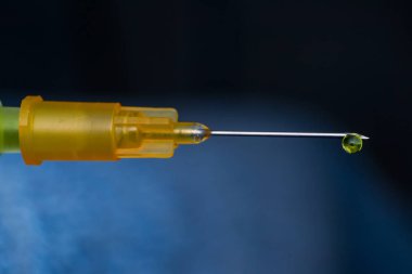 üzerinde ilaç çözeltisi bir damla ile hipodemik iğne makro görünümü
