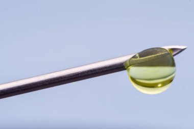 onun zirvesinde ilaç bir damla ile hipodermik iğne