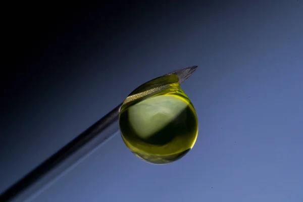 薬物溶液の滴を持つ低血症針のマクロビュー — ストック写真