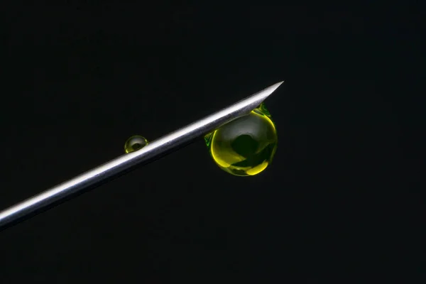 Macro view of a hypodemic needle with a drop of drug solution on — Stock Photo, Image