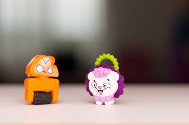 bulanık arka planda izole küçük oyuncaklar