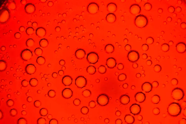 Пузырьки воздуха, окрашенные в жидкие абстрактные цвета — стоковое фото
