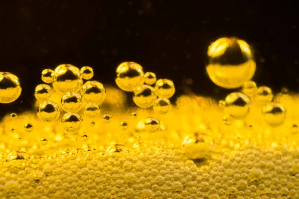 Пузырьки воздуха в золотой жидкости абстрактной — стоковое фото