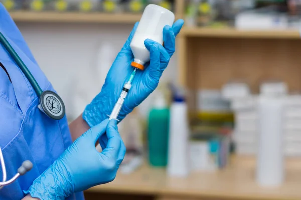 Las mujeres veterinarias con guantes azules y estetoscopio Littman — Foto de Stock