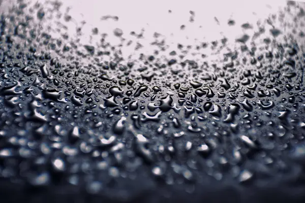 Капли масла и воды на поверхности черного стекла абстрактный фон — стоковое фото