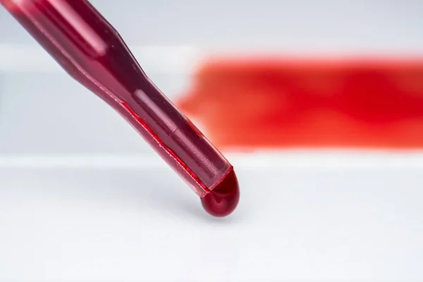 Pipeta médica con primer plano de sangre — Foto de Stock