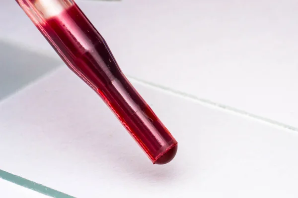 Pipeta médica con primer plano de sangre — Foto de Stock