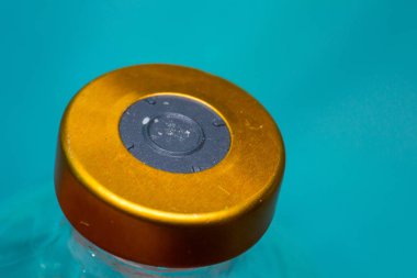 aşı şişesi kullanımdan sonra yakın çekim mavi yüzeyde izole