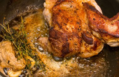 tereyağı, sarımsak, zencefil ve kekik ile tavada biftek