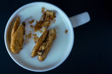 yoğurt ve bisküvi izole ile beyaz kupa