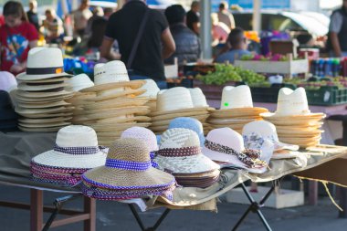 sokak pazarında hasır şapkalar