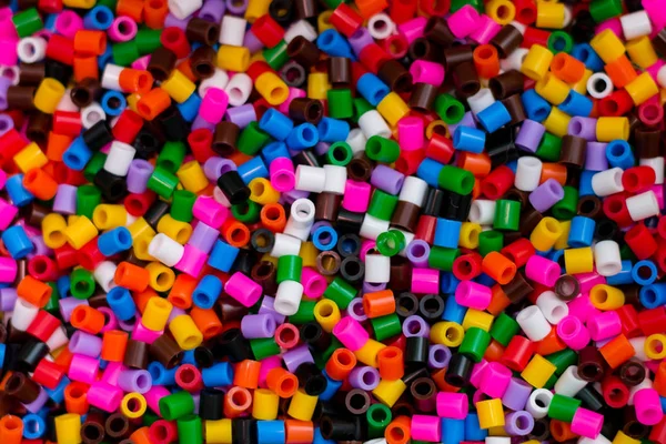 farklı renklerde yakın çekim küçük parçalar