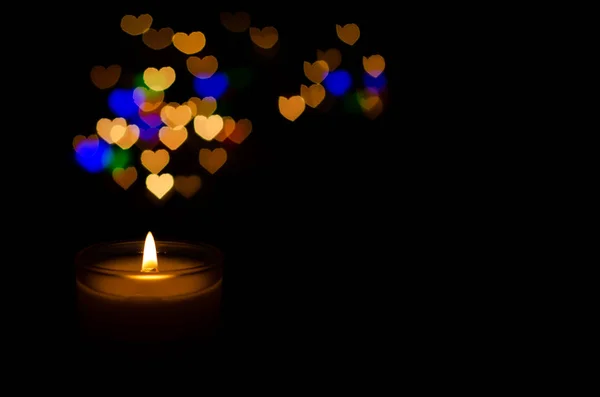 Κερί Λευκό Αρωματικό Γυαλιού Φλόγα Και Αγάπη Πολύχρωμο Σχήμα Bokeh — Φωτογραφία Αρχείου