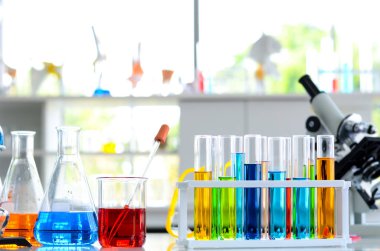 Renkli kimyasal sıvı bilim laboratuvar deney için test tüpü içinde. Fotoğraf kavramı tıbbi sağlık teknoloji ve ilaç araştırma ve geliştirme.