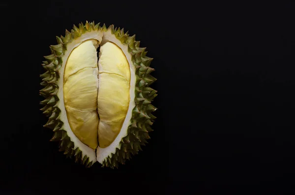 Vers gesneden Durian op zwarte achtergrond. — Stockfoto