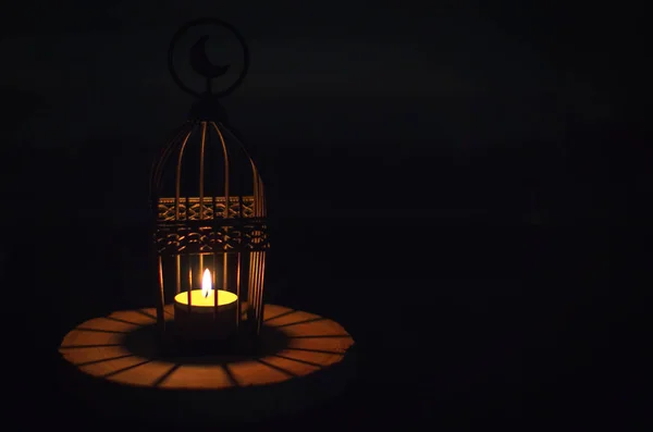 Mooie lantaarn met maan symbool bovenop die licht van kaars hebben — Stockfoto