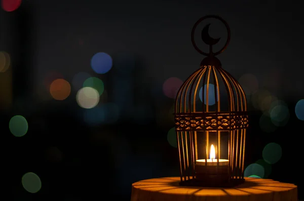 Прекрасний ліхтар, який має символ Місяця зверху з міським боке світлом — стокове фото