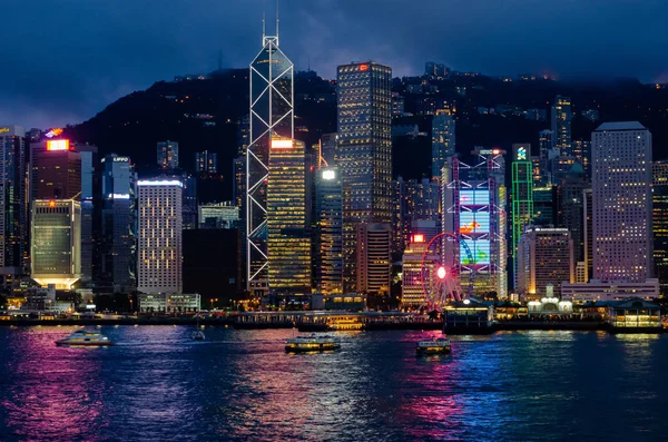 Noite tempo bonito paisagem skyline de Hong Kong cidade de Tsim She Tsui área face à área central com muitos edifícios altos e vista para o mar . — Fotografia de Stock