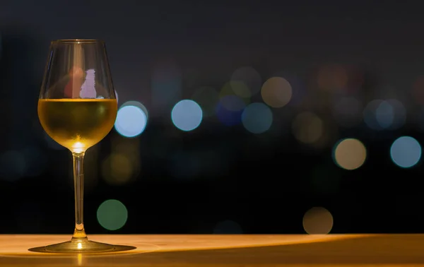 Ein Glas Weißwein auf dem Holztisch der Dachterrasse — Stockfoto