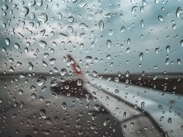 Caduta di pioggia alla finestra dell'aereo prima del decollo quando la stagione dei monsoni . — Foto Stock