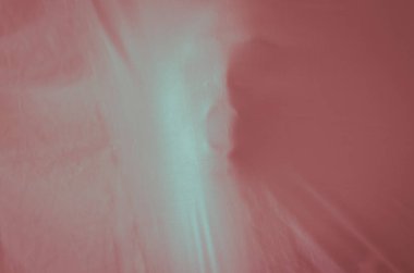 Kırmızı bez levha arka planda hayalet yüz.