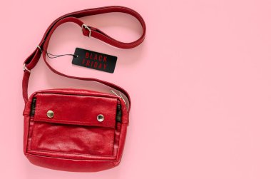 Kara Cuma alışveriş konsepti için siyah etiketli kırmızı çanta..