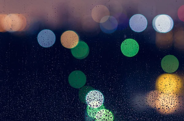 Queda Chuva Janela Vidro Temporada Monções Com Luzes Bokeh Coloridas — Fotografia de Stock