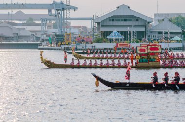 Chao Phraya Nehri 'nde 12 Aralık 2019' da yapılacak Kraliyet Mavnası alayı provası..