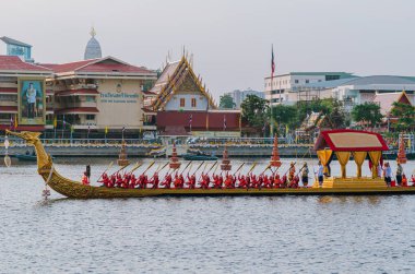 Chao Phraya Nehri 'nde 12 Aralık 2019' da yapılacak Kraliyet Mavnası alayı provası..