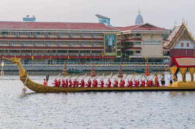 Chao Phraya Nehri 'nde 12 Aralık 2019' da yapılacak Kraliyet Mavnası alayı provası..