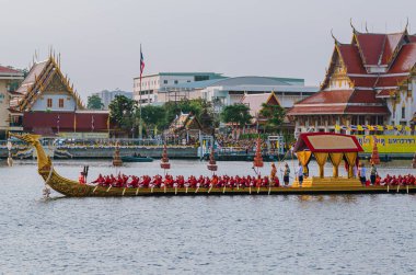 Chao Phraya Nehri 'nde 12 Aralık 2019' da yapılacak Kraliyet Mavnası alayı provası..