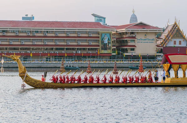Chao Phraya Nehri 'nde 12 Aralık 2019' da yapılacak Kraliyet Mavnası alayı provası..