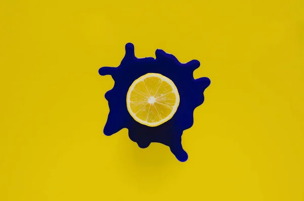 Trancher Citron Sur Une Affiche Bleu Foncé Qui Tombe Sur — Photo