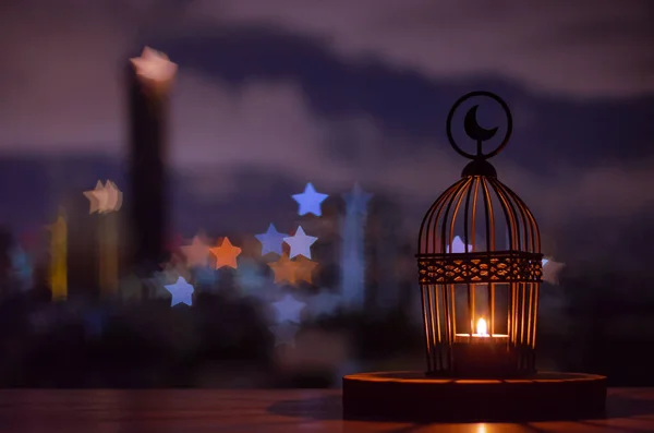 顶部有月亮标志的灯笼放在木制托盘上 有黄昏的天空和星形背景的城市灯笼 伊斯兰新年概念 — 图库照片