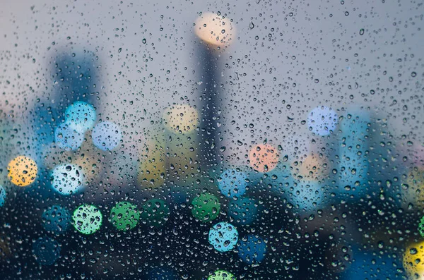 Krople Deszczu Szklane Okno Porze Monsunowej Kolorowym Światłem Bokeh Tła — Zdjęcie stockowe