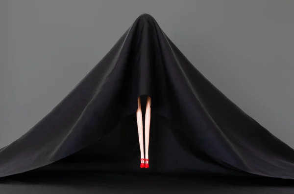 Poupée Fille Costume Fantôme Couleur Noire Survolant Sol Avec Fond — Photo