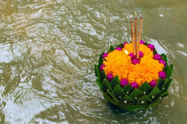 Muz yaprağı Krathong Tayland dolunayı veya Loy Krathong festivali için nehirde yüzüyor..