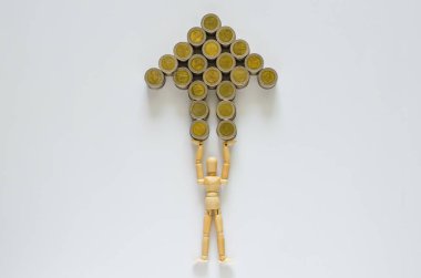 Ahşap model, büyüyen ok olarak ayarlanmış Tayland baht sikkelerini yükseltiyor. 