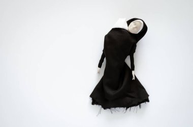 Başı omzunda, ağzı yok korkunç bir hayalet rahibe. Cadılar Bayramı minimum konsepti.