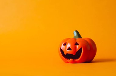 Turuncu arka planda Cadılar Bayramı kabağı. Cadılar Bayramı minimum konsepti.