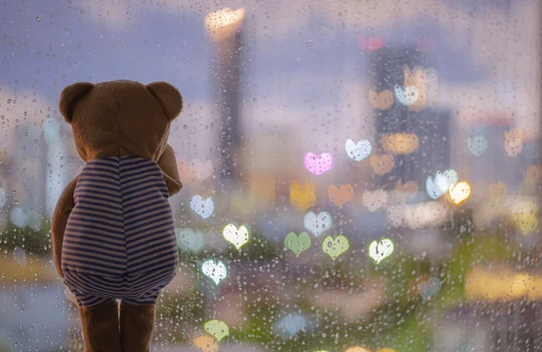 Teddy Beruang Menangis Sendirian Jendela Ketika Hujan Dengan Warna Warni — Stok Foto