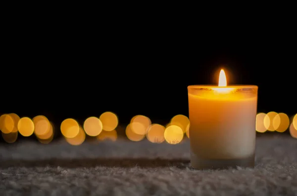 Kaarslicht Het Donker Met Gouden Bokeh Lichten Voor Kerstmis Nieuwjaar — Stockfoto