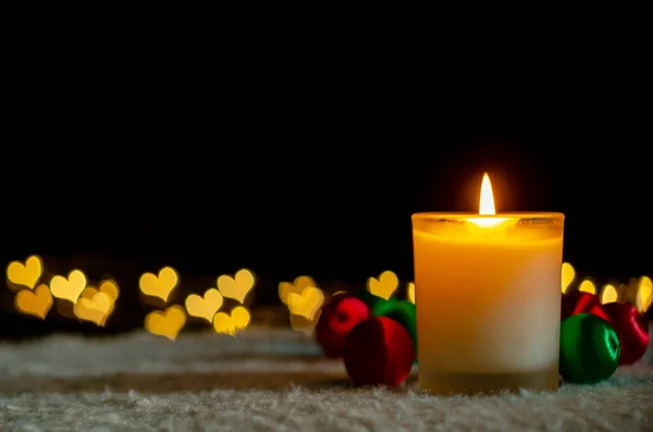 Světla Svíček Vánoční Ozdoby Zlatým Tvarem Lásky Bokeh Světla Koncept — Stock fotografie