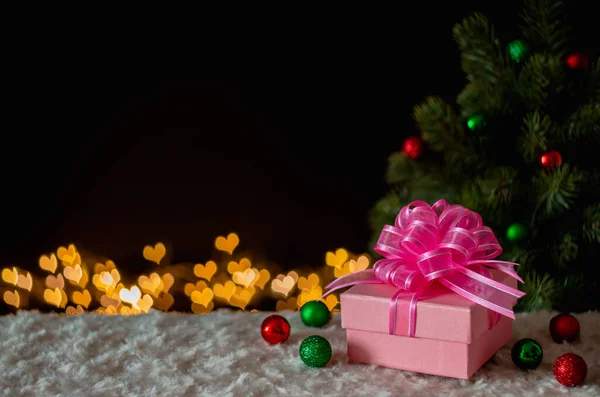 Dárkové Krabice Ozdoby Vánoční Stromeček Tvar Lásky Bokeh Světla Pozadí — Stock fotografie