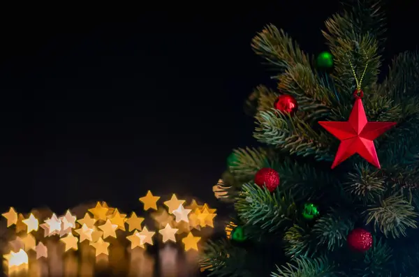 Hvězdné Ozdoby Zdobí Vánoční Stromeček Hvězdou Bokeh Světla Pozadí Koncept — Stock fotografie
