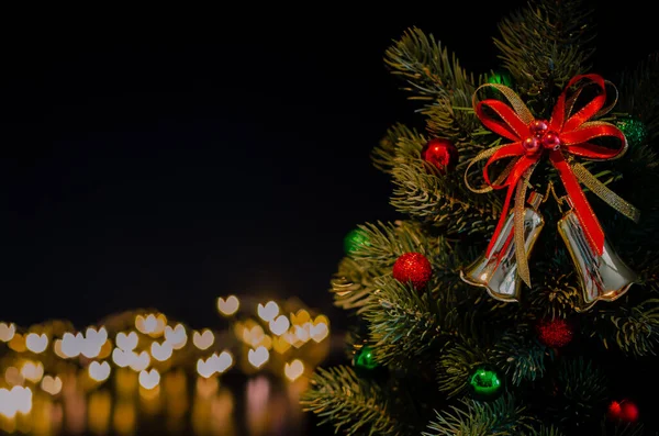 Zvonové Ozdoby Zdobí Vánoční Stromeček Milostným Tvarem Bokeh Světla Pozadí — Stock fotografie
