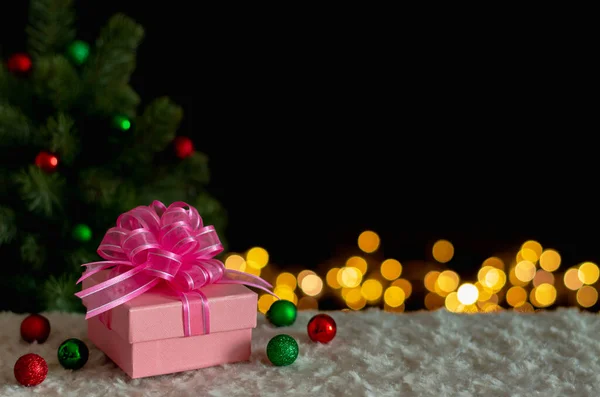 Dárkové Krabice Ozdoby Vánoční Stromeček Světla Pozadí Koncept Vánoc Nového — Stock fotografie