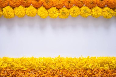 Diwali festivali için beyaz arka planlı dekoratif kadife çiçekleri ve taç yaprakları..