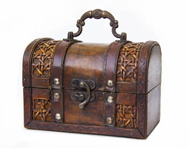 ahşap ve deri bir demir kolu ve kilit ile yapılmış eski bir göğüs